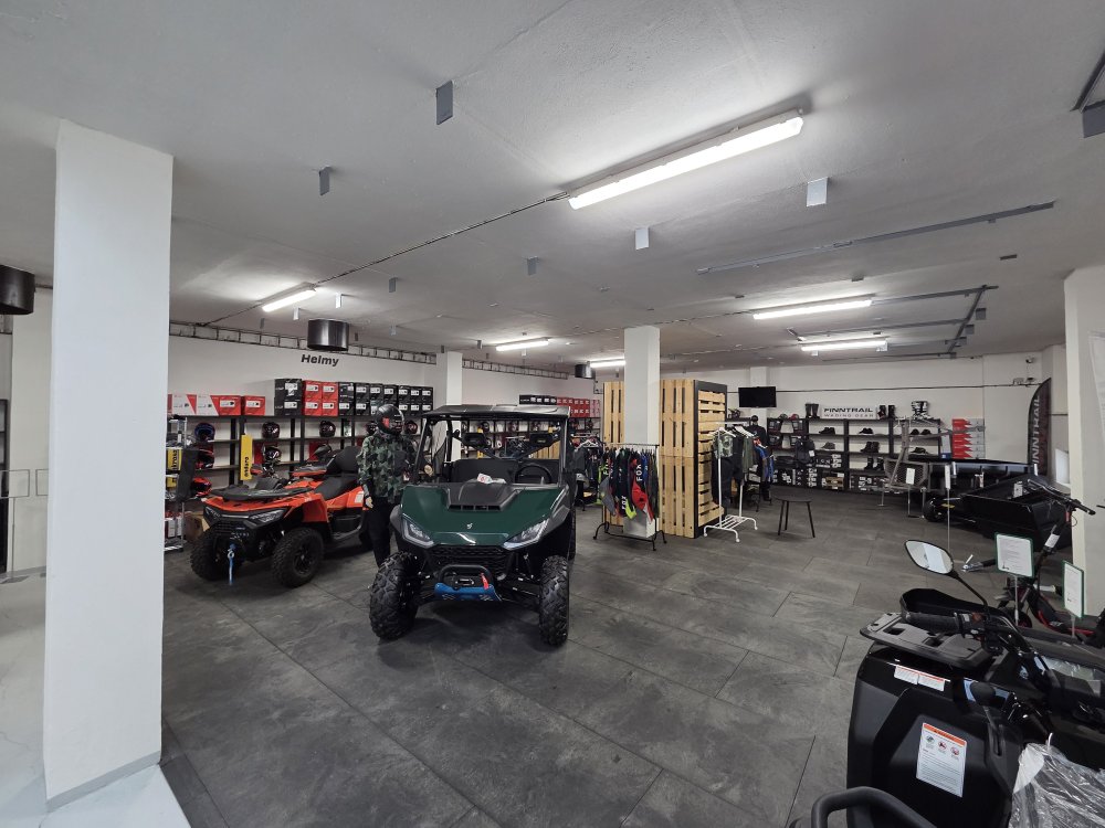 Aktuální pohled do showroomu Adventure Point v Klatovech: čtyřkolky, UTV a výbava