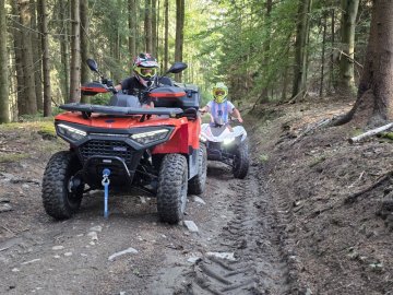 Rodinný test na Šumavě: Dětský Linhai 110 a testovací Landforce 550 v akci